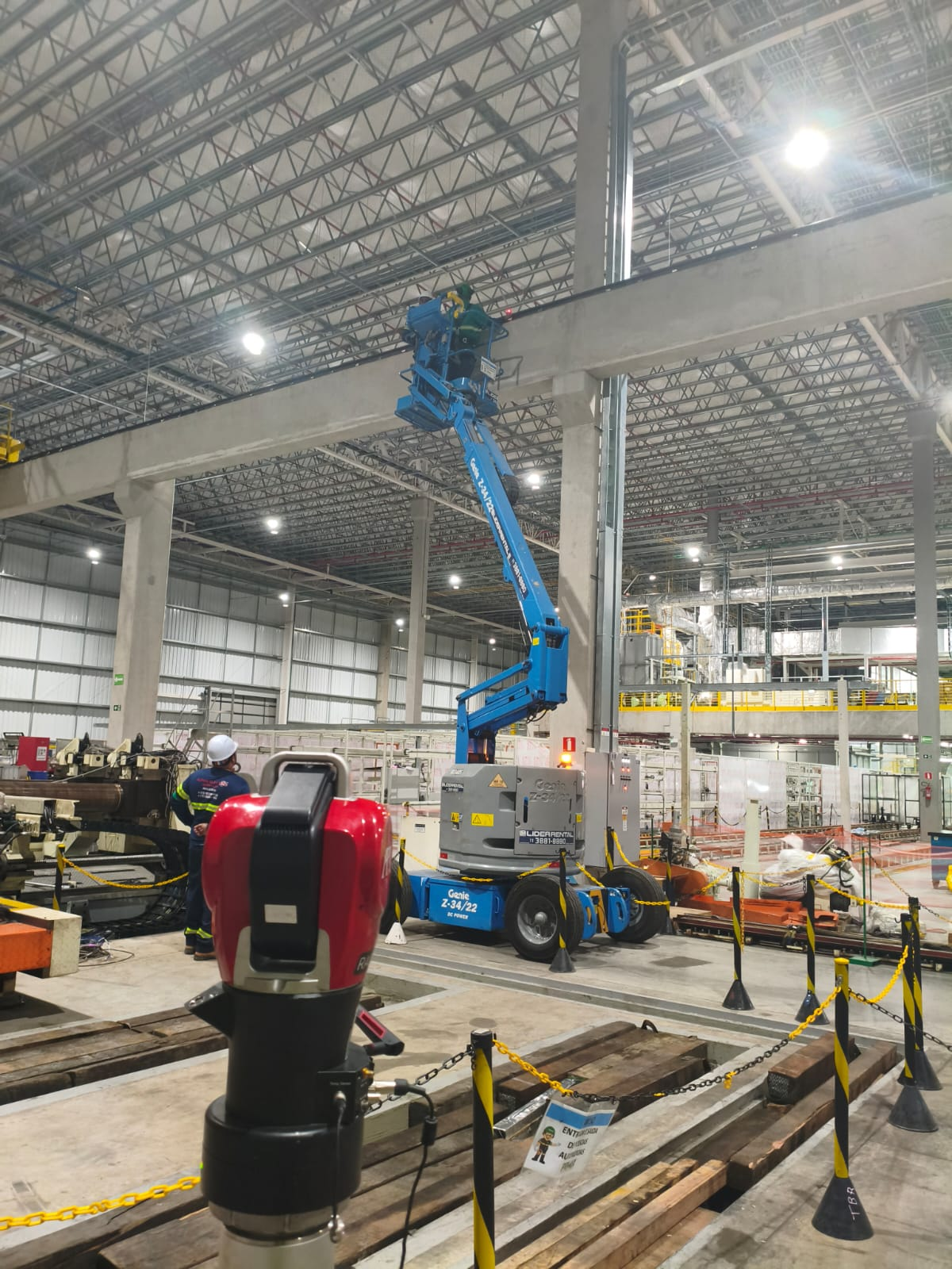 Laser Tracker em aplicação real de metrologia industrial em fábrica