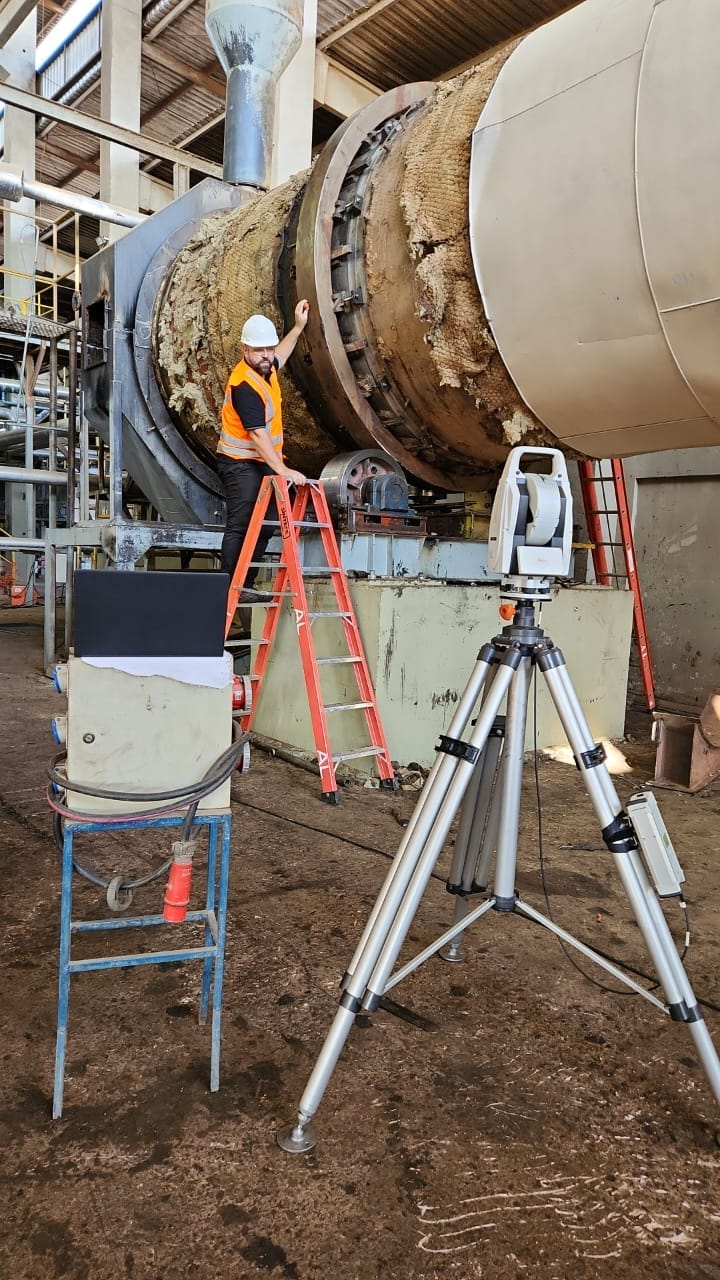 Laser Tracker Leica em campo com técnico especializado