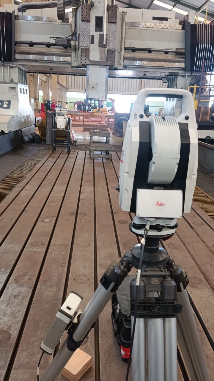 Laser Tracker Leica em frente a máquina industrial